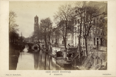 122363 Gezicht op de oostzijde van de Oudegracht te Utrecht uit het zuiden, met links op de achtergrond de Smeebrug.